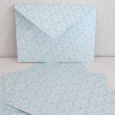 Briefumschlag, Geschenkumschlag, Schmuckkuvert Weiße Schneeflocken auf Hellblau, 5 Stück