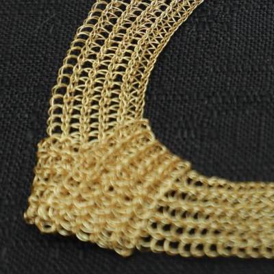 edle Knoten-Colliers gehäkelt aus Draht mit mittig eingearbeitetem Knoten und kleinen Perlen, mit Magnetverschluss