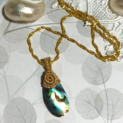 Abalone Anhänger Regenbogen bunt mit goldfarbener Kette – Boho Naturschmuck Geschenk