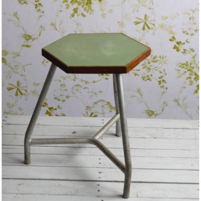 dreibeiniger Vintage Hocker mit grüner Platte