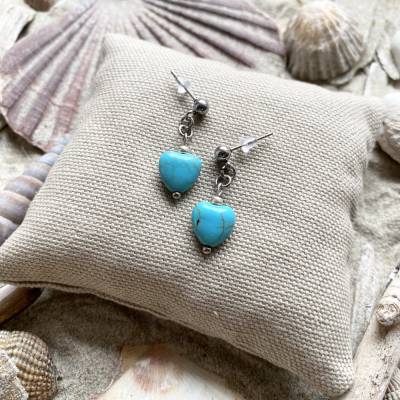 „Summer Hearts“ - Silberfarbene Edelstahl-Ohrstecker mit Herzen aus Howlith