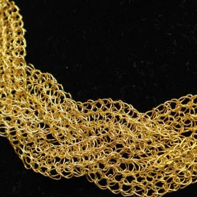 Gehäkeltes Gold - handmade Damen-Collier aus 24ct vergoldetem Draht, geflochten, geschlossen mit Magnetverschluss