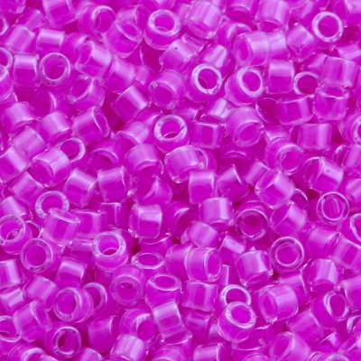 DB2038 Luminous Plum Crazy Miyuki Delica 11/0 Japanische Zylinderperlen 1,6mm 5g
