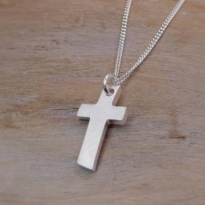 Kreuz "Kleiner Vitus" in Silber inkl. Gravur und Kette, Silberkreuz als Geschenk für Kommunion oder Konfirmation 