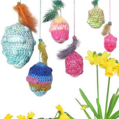 Ostereier zum Aufhängen – Set 6 Stück Bunt mit Federn, handgefertigte Osterdeko