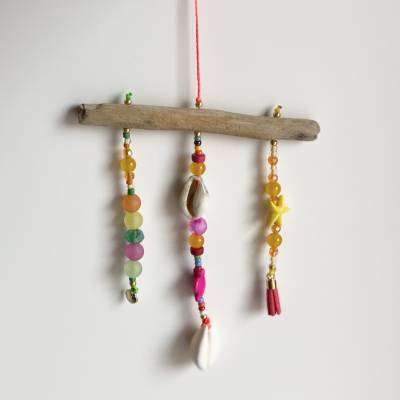 Windspiel „Neon“ - Deko-Anhänger mit Glas-Kristallen, Glasperlen, Polarisperlen, Quaste neon