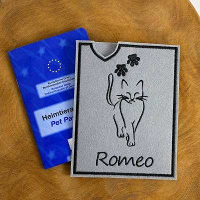 personalisierbare Impfpasshülle mit Katzenmotiv - Filzhülle für EU-Heimtierausweis Katze - Geschenk für Katzenbesitzer