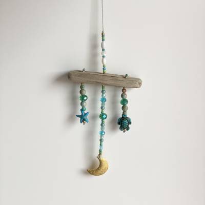 Windspiel „Goldmond“ - Deko-Anhänger mit Mond, Glas-Kristallen, Glasperlen, Ozean-Jaspis, Rocailles türkis