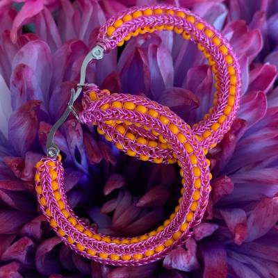 doppelt gestrickte CREOLEN Ohrringe aus pinkfarbenem Kupferdraht mit eingestrickten neonorangefarbenen Rocailles auf Ede