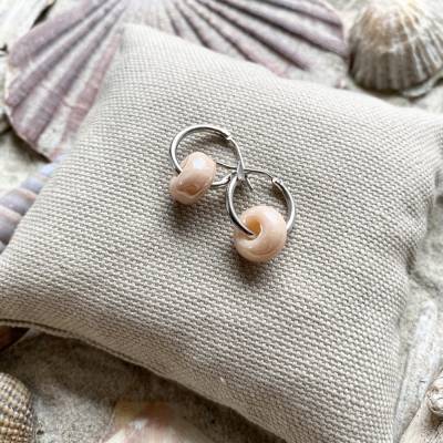 „Candy“ - Silberfarbene Edelstahl-Creolen mit cremefarbenen Donuts aus Keramik