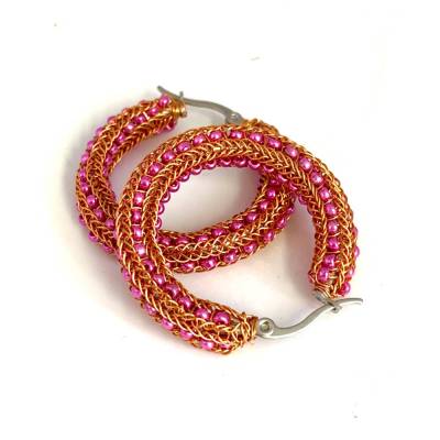 doppelt gestrickte CREOLEN Ohrringe aus orangefarbenem Kupferdraht mit eingestrickten pinkfarbenen Rocailles auf Edelsta
