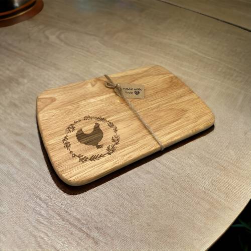 Personalisiertes Frühstücksbrettchen mit individueller Gravur aus Gummibaum