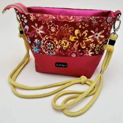 Umhängetasche MaGo 2024 Flower-Power-Signalrot | Batik-Line, handgefertigt & vielseitig