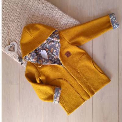 Walkjacke, Kurzmantel aus Wollwalk mit Eingrifftaschen, Gr. 128-134, senfgelb mit Blumenmuster