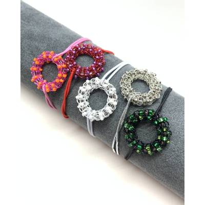 Trendiges, elastisches Armbändchen mit gestricktem DONUT Element aus farbigem Kupferdraht mit eingestrickten Rocailles -