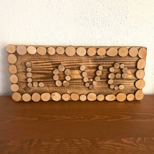 Wandbild Love aus Holz mit Astscheiben