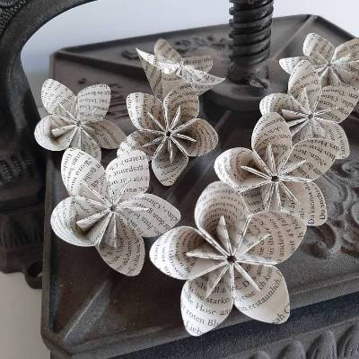 Nachhaltige Blüten-Dekoration aus Buchseiten, Papierblüten, Origami