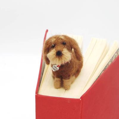 Lesezeichen brauner Rauhaardackel, Dackel bewacht Buch der Besitzer, witziges Lesezeichen für Hundefreunde, Buchzubehör