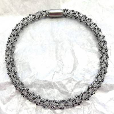 hand gestricktes Edelstahl Collier / Schlauchkette mit eingestrickten, facettierten Hämatitsteinchen