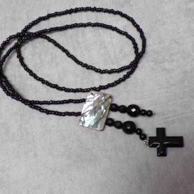 Perlmutt schwarze Halskette mit Kreuz – Einzelstück, Leicht & Stilvoll