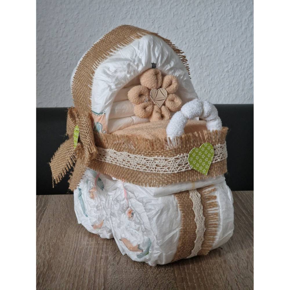 Windeltorte Kinderwagen Jute neutrale Farbe unisex mit Rosette aus Baby  Waschlappen
