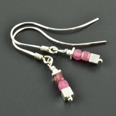 Zarte Hängeohrringe aus rosa Turmalin und 925er Silber, Turmalinwürfel Würfelschmuck Ohrringe minimalistisch Hochzeit