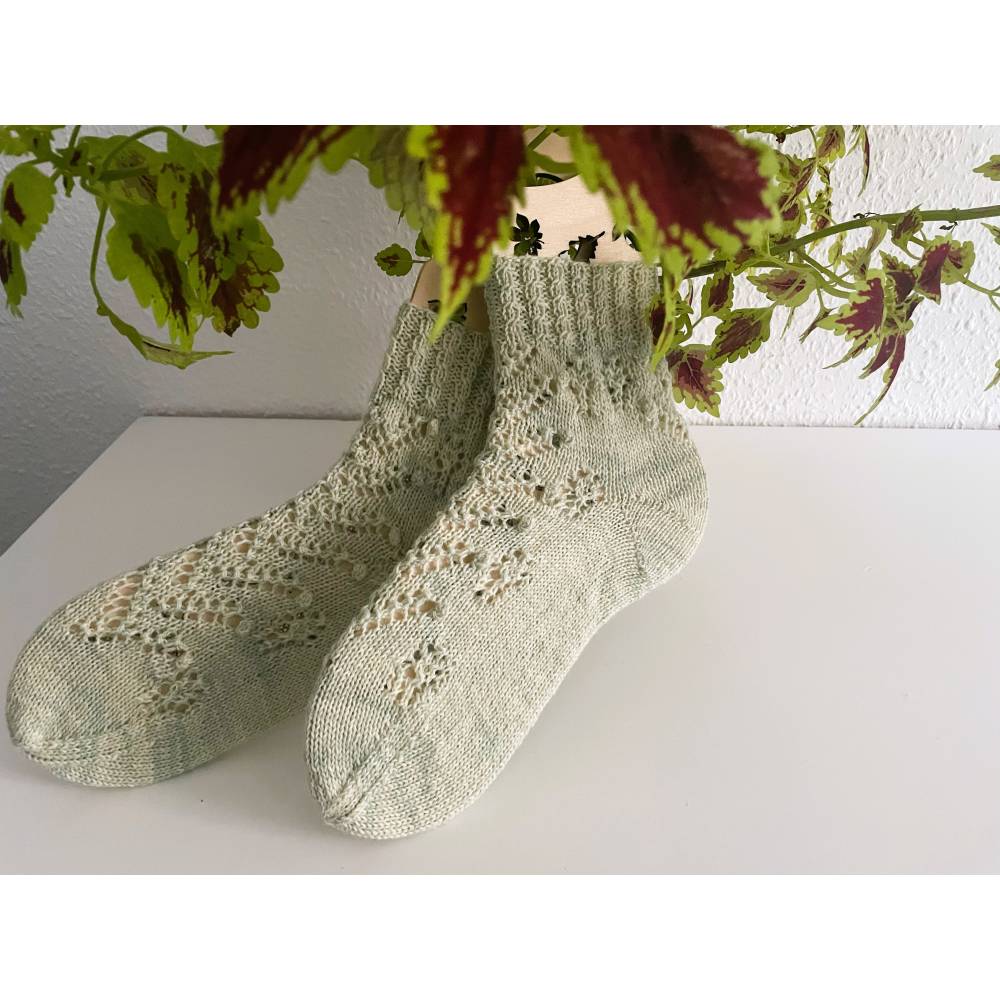 Strickanleitung, Sockenmuster Frühlingserwachen in Größe 36-43, PDF Anleitung mit extra Mustersatz Bild 1
