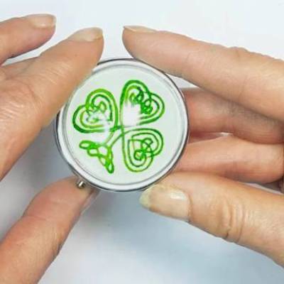 Pillendose Kleeblatt Symbol keltisch inspiriert handgemalt