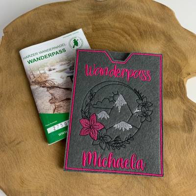 Personalisierte Wanderpasshülle aus Filz – bestickt mit Namen | Geschenkidee für Wanderer im Harz | Schutzhülle A6
