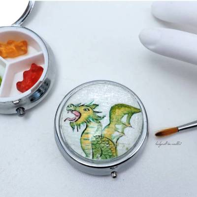 Pillendose mit grünem Drachen Motiv handgemalt