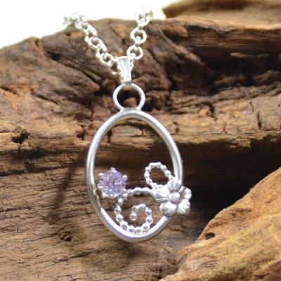 Filigran-Anhänger aus 925 Sterling Silber mit lavendelfarbenem Zirkonia und Blüte - handgemacht