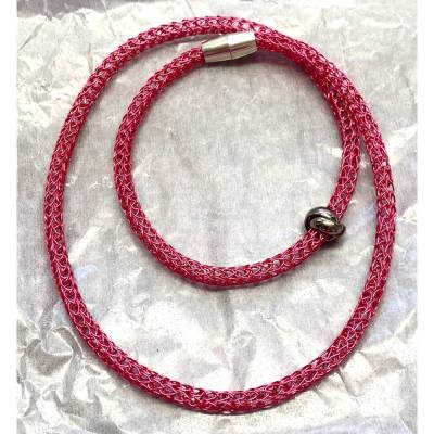 dünne fingergestrickte Schlauchkette aus pinkfarbenem Aluminiumdraht mit Magnetverschluss und Eyecatcher Slider