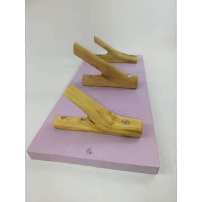 handgefertige Garderobe/Leinengarage aus Holzästen in zartem lila