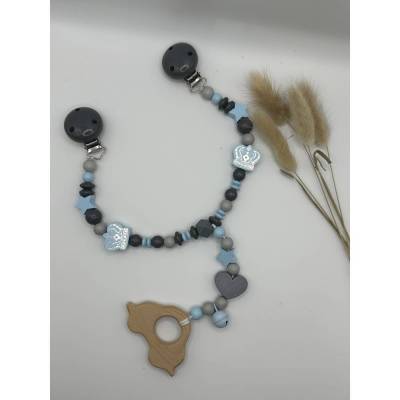 Kinderwagenkette Junge mit Namen – personalisiertes Babygeschenk – Krone & Holzanhänger – handgemacht in Grau & Blau