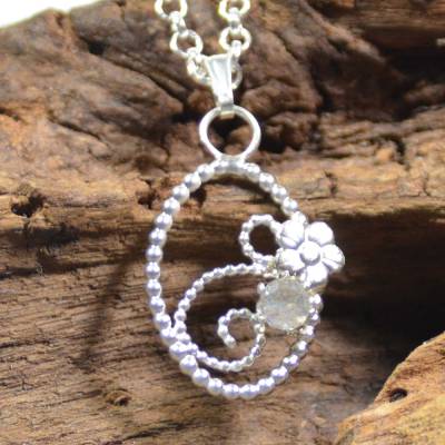 Filigran-Anhänger aus 925 Sterling Silber mit facettiertem Labradorit und Blüte - handgemacht