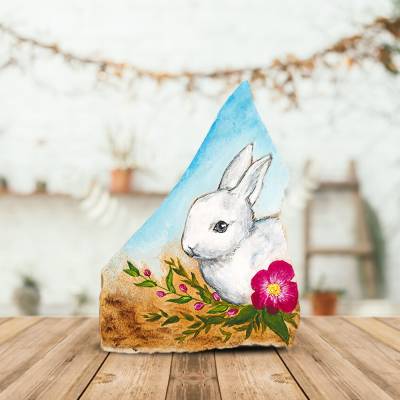 Stein mit weißen Hasen