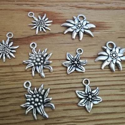 10 kleine Edelweiß-/Blumenanhänger, Mischung, antik-silberfarben (0,29 €/Stück)
