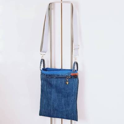 Kleine Jeanstasche Unikat mit breitem Tragegurt – Upcycling, Handmade, Geschenkidee