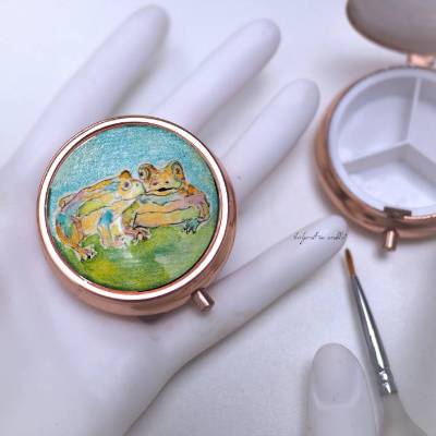Pillendose mit buntem Frösche Motiv handgemalt