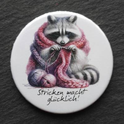 Strickender Waschbär mit Spruch "Stricken macht glücklich!" u.a. als Button, Magnet, Flaschenöffner, Taschenspiegel