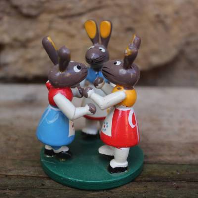 Osterhasen Figurengruppe tanzende Häsinnen Holz Vintage 