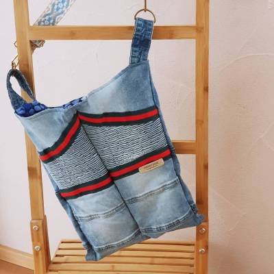 Robuste Upcycling-Jeanstasche – Unikat mit langem, verstellbarem Tragegriff & Baumwoll-Innenfutter