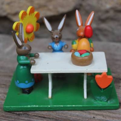Osterhasen Figurengruppe Hasen am Tisch mit Blume Holz Vintage Erzgebirge