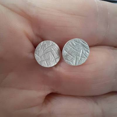 Kleine runde Ohrstecker aus 999 Silber, mattiert mit leichtem Hammerschlag