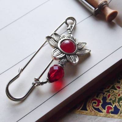 Schalnadel Lotus Jade und Kristall, funkelnde Tuchnadel in Rot und Silber N-7-S-9