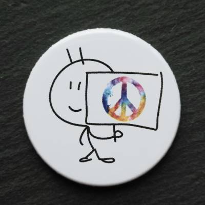 Strichmännchen mit Peacezeichen-Plakat u.a. als Button, Kühlschrankmagnet, Taschenspiegel, Flaschenöffner, Lesezeichen