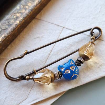 Schalnadel blaue Katze mit Kristall, farbenfrohe 7cm Kiltnadel mit Glasperlen Bronze N-7-AB-10