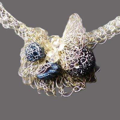 Exklusiver Edelstahl Halsreif mit gehäkelter Silberblume und Fossilachat – Unikat von Elfe Schmuck Design