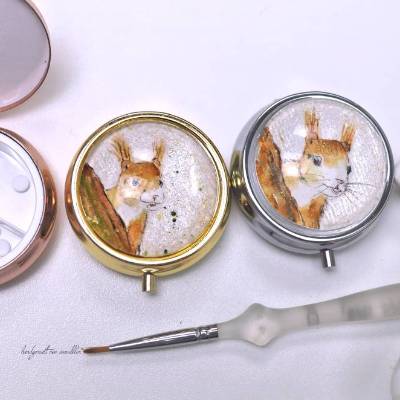 Pillendose mit Eichhörnchen Motiv handgemalt