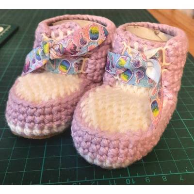 BABY Schuh 6-12 Monat Wanderschuh Look aus Merinowolle, Cashmere und Baumwolle Lila Hell Wollweiß Farbtöne
